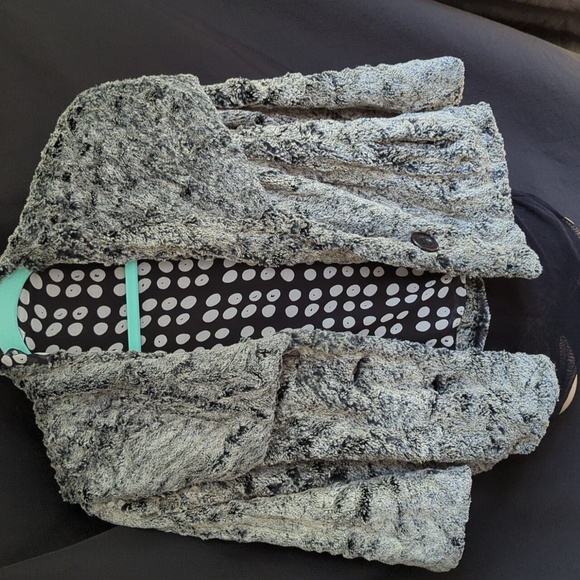 Cabi Chinchilly Faux Fur Frosted Button Jacket Medium - Picture 9 of 9